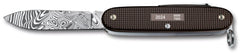 Navaja Limited Edition Farmer X Alox Damascus 93mm Café 2024 Victorinox® 0.8271.J24 [Pieza] 7611160243706 2