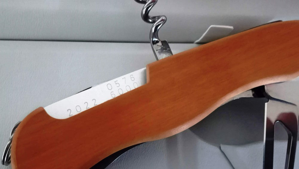 Navaja Limited Edition Picknicker Damascus 111mm Madera 2022 Victorinox® 0.8301.J22 [Pieza] 7611160211910 5