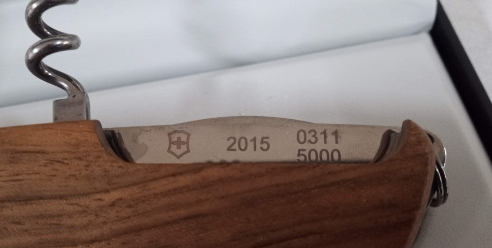Navaja Limited Edition Ranger Wood Damascus 111mm Madera 2015 Victorinox® 0.9551.J15 [Pieza] 7611160052483 3