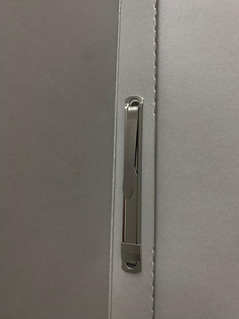 Carpeta Pressboard Broche 8cm ½ Ceja ) Gris Claro Oficio Baco® CP081 Pieza 7501174900774 02