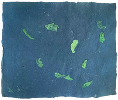 Papel Hecho a Mano c/Tela Verde Claro Azul Oscuro 20×30cm Nattura® 8060 Hoja 01