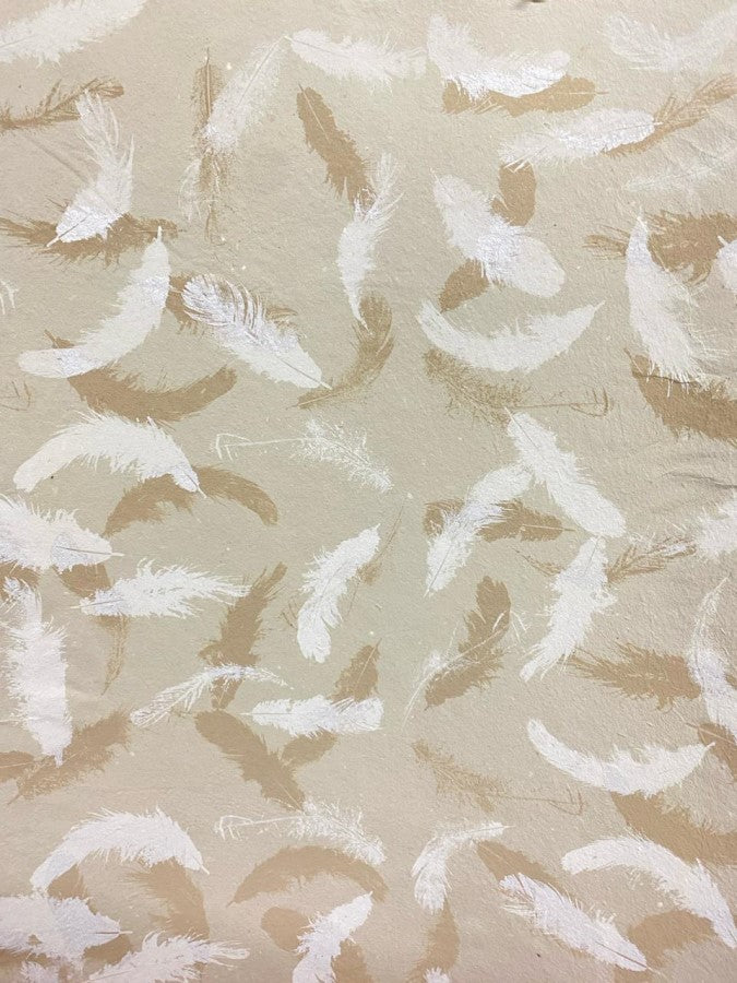 Papel Hecho a Mano Impreso con Plumas Arena 50×60cm Nattura® 405 Hoja 01